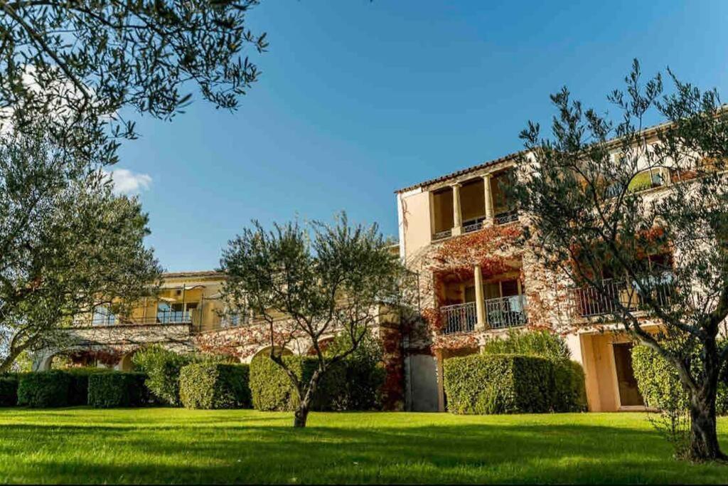 Moment De Detente Sur Le Golf De Pont-Royal Mallemort Exterior foto